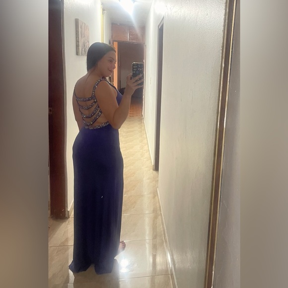 Gown - Picture 3 of 4